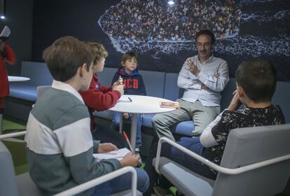 Fueron 17 los pequeños periodistas en ciernes que se hicieron con el control de EL PAÍS el pasado 13 de noviembre. Entrevistas, fotografías, ilustraciones, reuniones... Los niños se convirtieron en los amos de la redacción para celebrar con antelación el Día Universal de la Infancia, que se celebra este 20 de noviembre. En la imagen, entrevistan a Andrea Rizzi, redactor jefe de la sección de Internacional, que contestó con su seriedad habitual a todas las cuestiones.