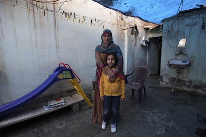 Bidaa Mhem Thabet al-Hasan, de 39 anos, posa com sua filha Mariam Khaled Masto, de 9, na porta de sua casa em Deir al-Zor, Síria. Bidaa é diretora de uma escola fundada por um grupo de professores e voluntários. Queria ser ginecologista. Gostaria que sua filha estudasse farmácia, mas deixará que escolha o seu próprio caminho. Mariam gostaria de ser professora de árabe na localidade onde vive.