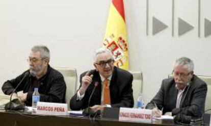 Los secretarios generales de CCOO, Ignacio Fernández Toxo (d), y de UGT, Cándido Méndez (i), junto al presidente del Comité Económico y Social (CES), Marcos Peña (c), durante la inauguración hoy, en el CES, de una jornada sobre la "Incidencia de la reforma laboral en el mantenimiento de la ultractividad".