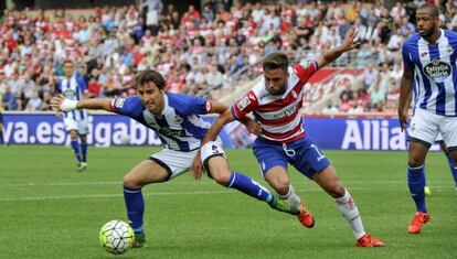 Mosquera (i) y Robert luchan por el bal&oacute;n.