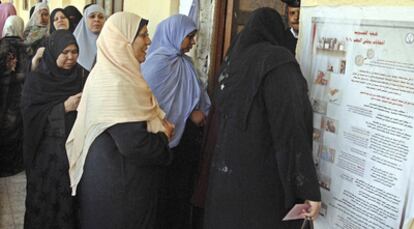 Varias mujeres esperan para votar en un colegio electoral en El Cairo (Egipto).