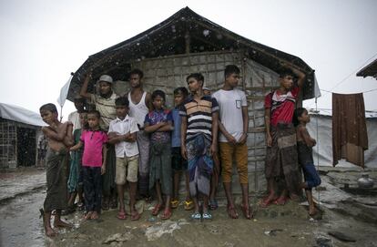 Un grupo de personas se refugia debajo de un techo de la lluvia en Cox's Bazar (Bangladés). En 1982, Myanmar aprobó una ley que excluía a muchas etnias de la condición de raza nacional oficial. Como resultado, a los rohingya se les negó la ciudadanía, lo que les convirtió en uno de los grupos de apátridas más grande del mundo, y se les sometió a restricciones en el matrimonio, el tamaño de la familia, el empleo, la educación, la elección religiosa y la libertad de movimiento.