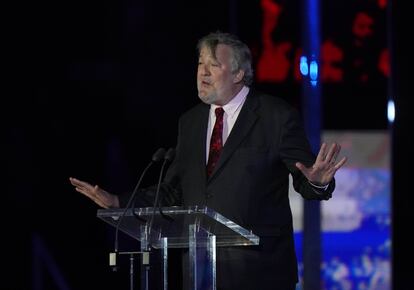 El actor Stephen Fry dio un discurso en el escenario el 4 de junio, durante las celebraciones por el Jubileo de Platino de la reina Isabel II.