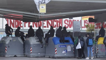 Estudiants de la UAB bloquejant l'accés al campus, el 28 de novembre.