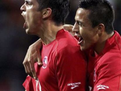 Mark González y Alexis celebrar uno de los goles a Suiza en 2010.