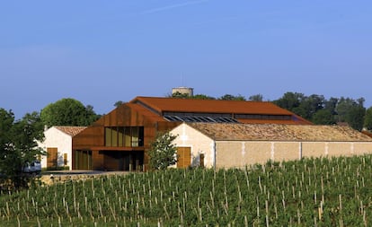 Los paisajes vitivinícolas de Saint-Emilion, cerca de Burdeos, se incluyeron en la lista de patrimonio mundial de la Unesco en 1999. El vino hecho historia. Destacan dos volúmenes en la bodega de Château Barde Haut proyectada por Nadau Lavergne Architectures: la zona de elaboración y la sala de recepción.