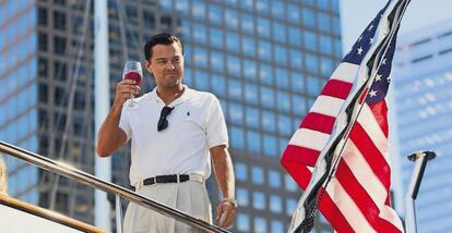 Leonardo DiCaprio, en el papel del 'broker' corrupto Jordan Belfort, en un fotograma de la película 'El lobo de Wall Street'.