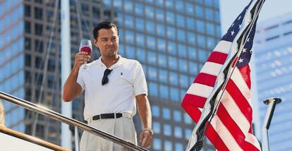 Leonardo DiCaprio, en el papel del &#039;broker&#039; corrupto Jordan Belfort, en un fotograma de la pel&iacute;cula &#039;El lobo de Wall Street&#039;.