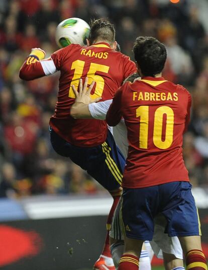 Ramos remata de cabeza y consigue el primer gol para la selección española en el partido contra Finlandia, el número 100 en su carrera con La Roja.