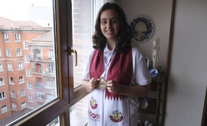 María Lucía Aparicio posa con la medalla ganada en Doha en su casa en Oviedo.