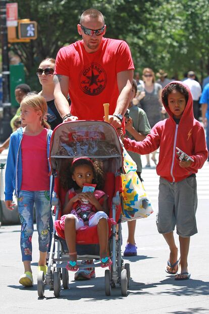 Martin Kristen, pareja de Heidi Klum, ejerce de 'padrazo' con los hijos de la modelo. Una tarea nada fácil si tenemos en cuenta que es una familia numerosa: Henry, Johan, Leni y Lou.