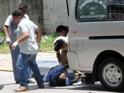 Trabajadores de una funeraria recogen a una v&iacute;ctima en San Pedro Sula.