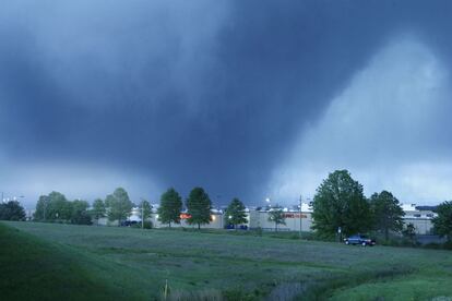 Momento em que a tornado passa pela zona de Barnes Crossing em Tupelo, Mississippi, no dia 28 de abril de 2014.