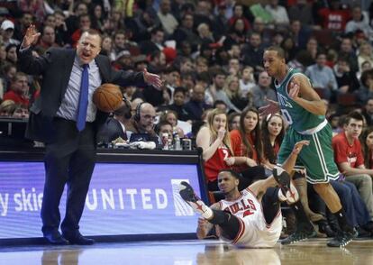 Tom Thibodeau, entrenador de Chicago, protesta durante el partido ante los Celtics