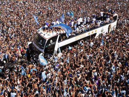 El equipo de Argentina es recibido entre una tremenda multitud en Buenos Aires.