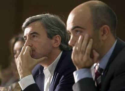 Ángel Acebes, <i>número dos</i> del PP, y Daniel Sirera, líder del PP catalán, ayer en Barcelona.