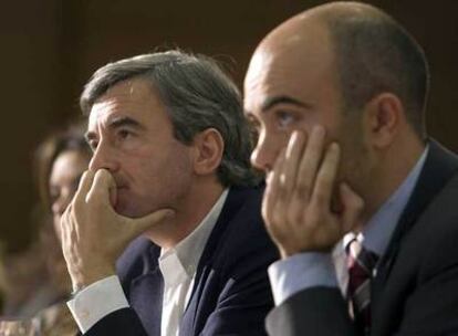 Ángel Acebes, <i>número dos</i> del PP, y Daniel Sirera, líder del PP catalán, ayer en Barcelona.