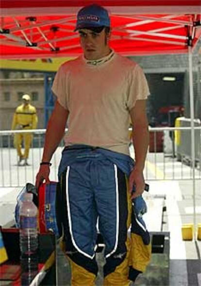 Fernando Alonso, pensativo antes de la carrera.