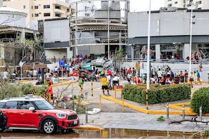 El huracán 'Otis', uno de los más fuertes que se hayan registrado en las costas del Pacífico mexicano, ha dejado al menos 27 muertos y cuatro desaparecidos, todos en el Estado de Guerrero. En la imagen, vecinos de la ciudad de Acapulco realizan labores de reconstrucción, este jueves.