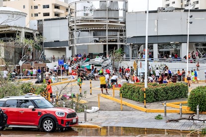 El huracán 'Otis', uno de los más fuertes que se hayan registrado en las costas del Pacífico mexicano, ha dejado al menos 27 muertos y cuatro desaparecidos, todos en el Estado de Guerrero. En la imagen, vecinos de la ciudad de Acapulco realizan labores de reconstrucción, este jueves. 