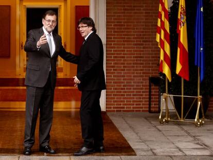 Mariano Rajoy recibe a Carles Puigdemont en La Moncloa.