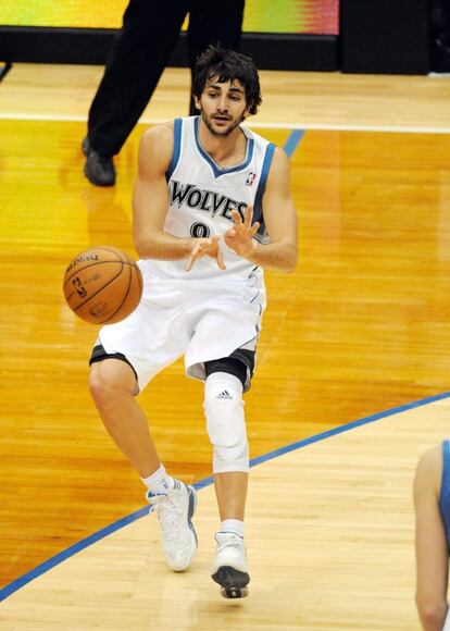 Ricky Rubio da un pase en el partido ante los Thunder.