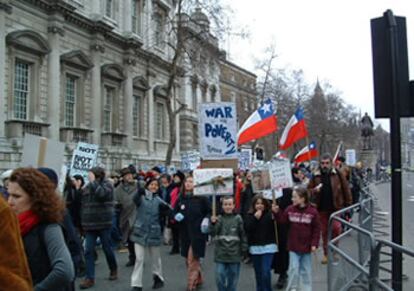 Hola!
"Soy estudiante de Filologia Inglesa y Linguistica en la Universidad de Brighton. Me gustaria enviarle las fotos cuales tome durante la manifestacion en Londres el sabado pasado (15/02/03)"

<b>Miroslawa Jodlowiec</b>