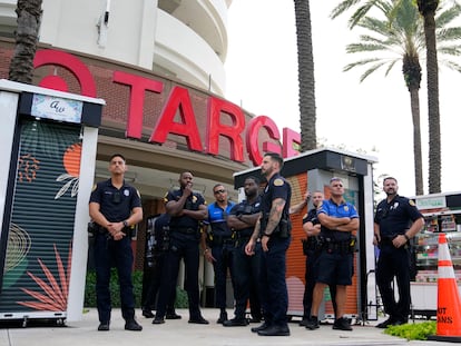 Policías protegen una tienda de Target en Miami ante las protestas convocadas contra la compañía por su apoyo a los derechos LGTBI.