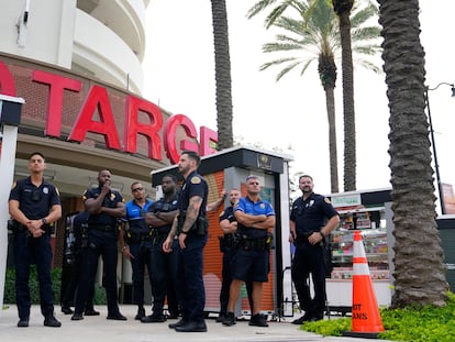 Agentes de policía ante una tienda de Target en Miami, en una imagen de archivo de junio de 2023.