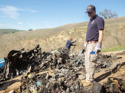 Un investigador inspecciona los restos del helicóptero accidentado en Calabasas, donde fallecieron Kobe Bryant y ocho personas más en enero de 2020.