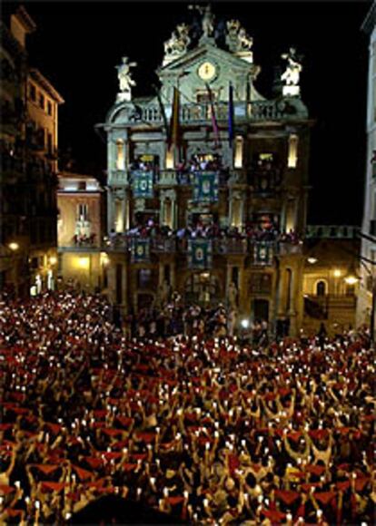 Miles de pamploneses despiden las fiestas en la plaza del Ayuntamiento.