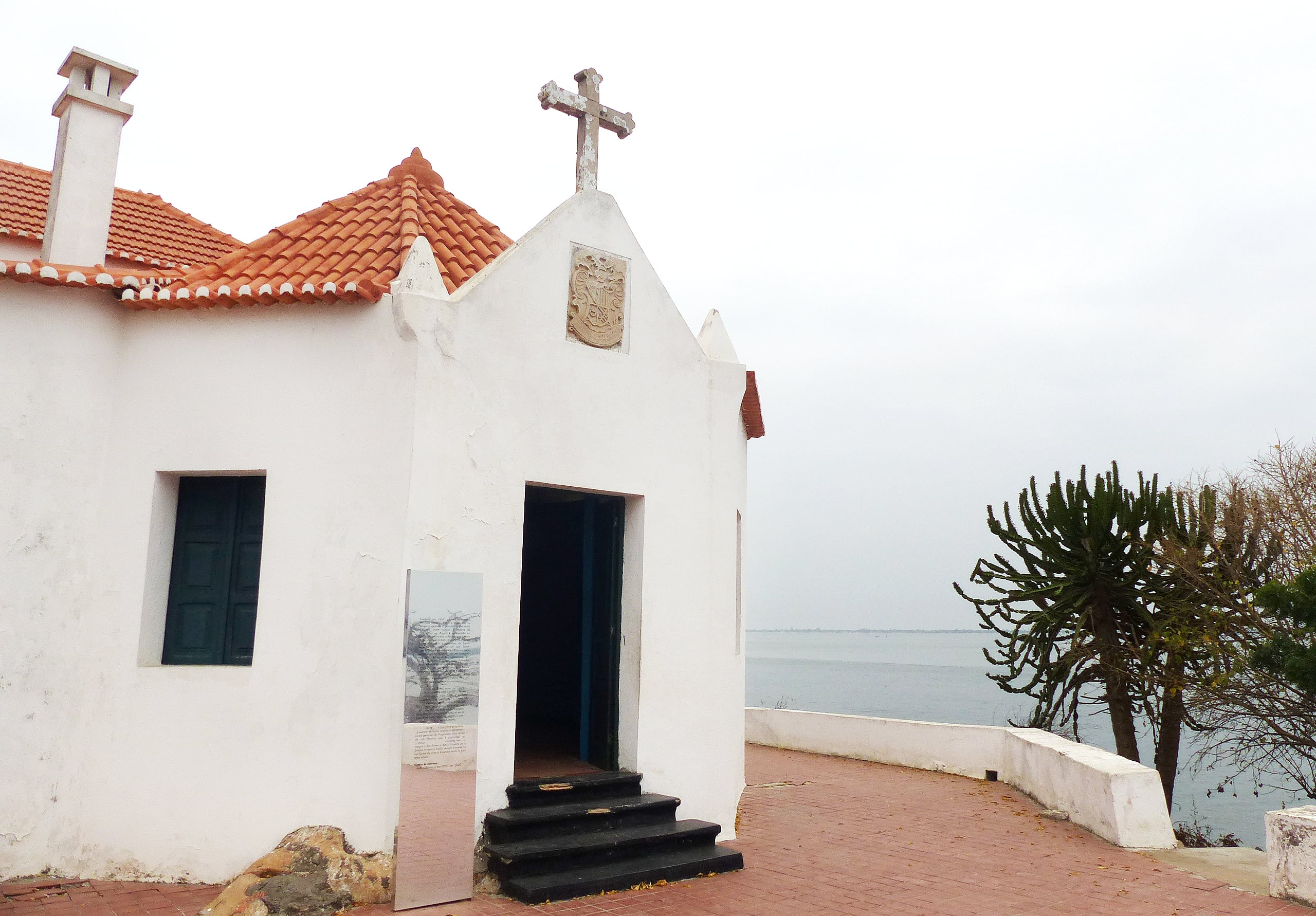 Exterior del actual Museo Nacional de la Esclavitud de Angola, ubicado en lo que fue una capilla para bautizar a los esclavos, en Luanda. 