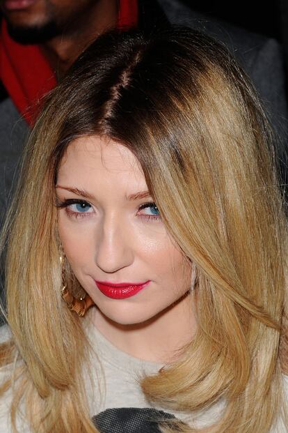 Nicola Roberts no oculta sus raíces castañas sino que las exhibe con raya en medio.