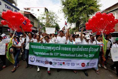 Cambojanos marcham durante a comemoração do Dia Internacional do Trabalho nesta quarta-feira, em Phnom Penh.