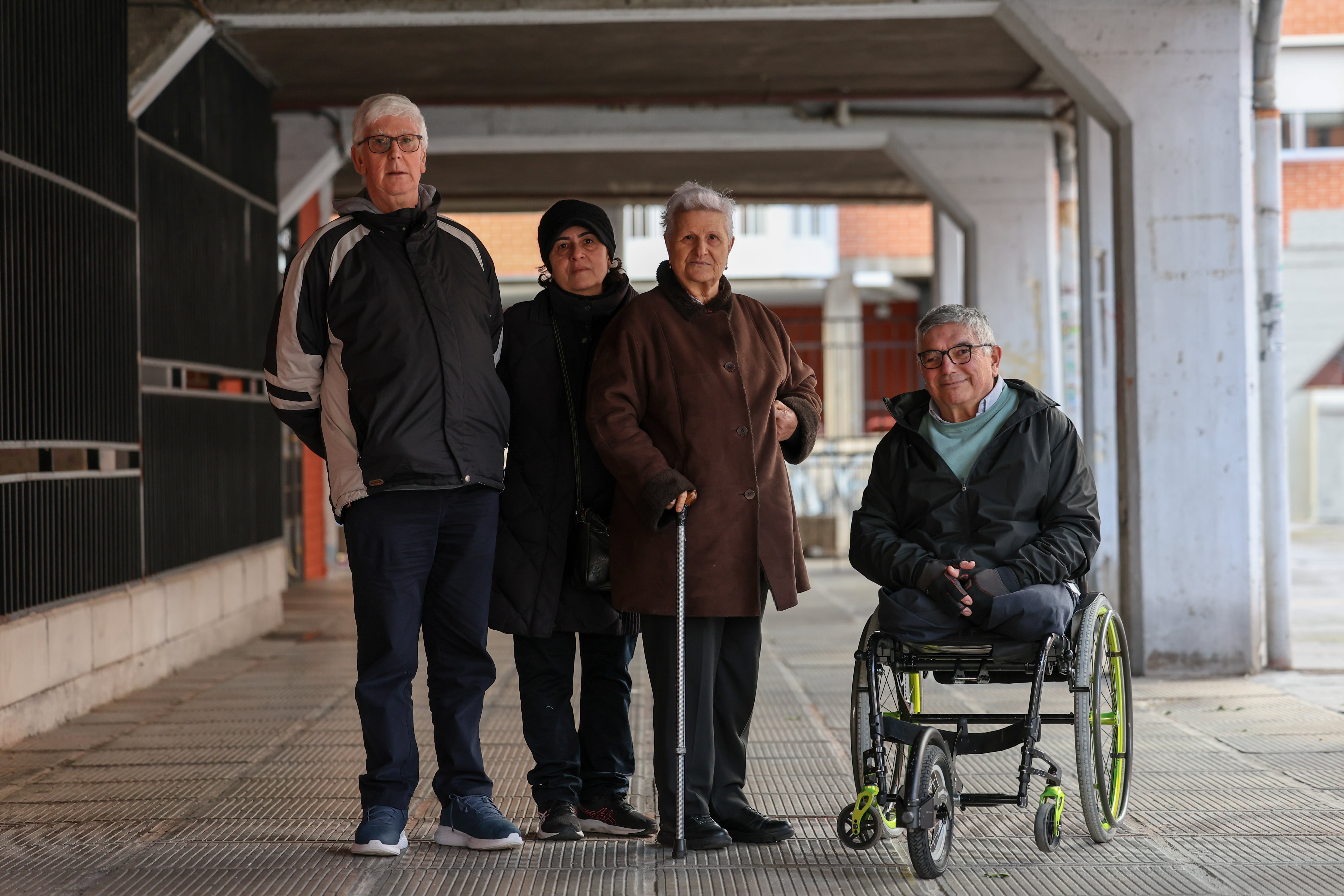 De derecha a izquierda: Pablo López en el barrio de San Pascual de Ciudad Lineal (Madrid) con Susana Aguilera, situada en medio de su madre y su hermano, el 13 de febrero.