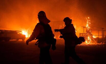 Los bomberos intentando detener el fuego.