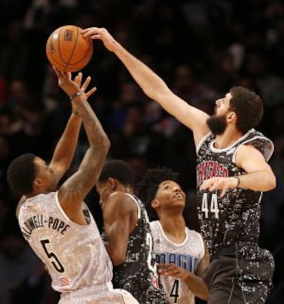 Mirotic tapona a Caldwell-Pope en el partido del viernes.