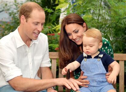 Los duques de Cambridge con su hijo, el pr&iacute;ncipe Jorge, en la imagen que distribuyeron a primeros de julio para celebrar su primer cumplea&ntilde;os. 