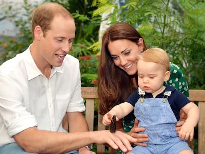 Os duques de Cambridge com o filho, o príncipe George, na foto que distribuíram no início de julho para celebrar o primeiro aniversário dele.