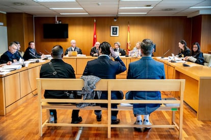 Rafael Amargo, en el centro, sentado frente al juez en el primer día del juicio en el que se enfrenta a nueve años de prisión por tráfico de drogas, este lunes en la Audiencia Provincial de Madrid.