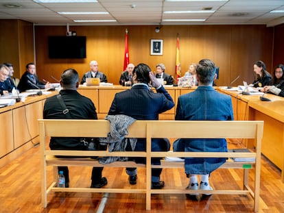 Rafael Amargo, en el centro, sentado frente al juez en el primer día del juicio en el que se enfrenta a nueve años de prisión por tráfico de drogas, este lunes en la Audiencia Provincial de Madrid.