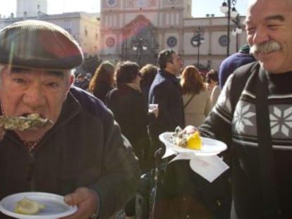 Cientos de gaditanos dieron este domingo la bienvenida al carnaval. 