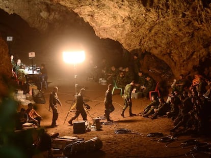 Soldados tailandeses se re&uacute;nen en la cueva de Tham Luang el 26 de junio durante la operaci&oacute;n de rescate.