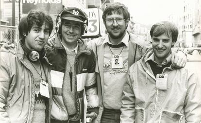 Joan Manuel Serrat (2i), entre Itúrria, Marimón y Escobar, retransmitiendo una carrera ciclista en 1985 para Catalunya Ràdio.