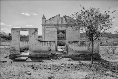 Construção abandonada em meio à caatinga, em Pernambuco.