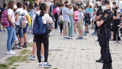 Efectivos de la Policía Nacional controlan los accesos a un instituto en Valladolid, el 14 de septiembre.