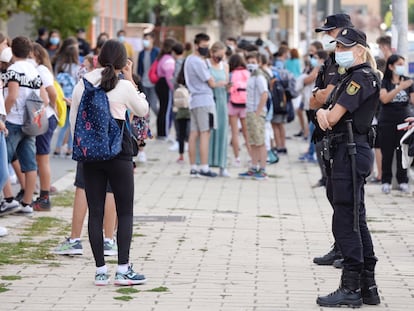 Efectivos de la Policía Nacional controlan los accesos a un instituto en Valladolid, el 14 de septiembre.