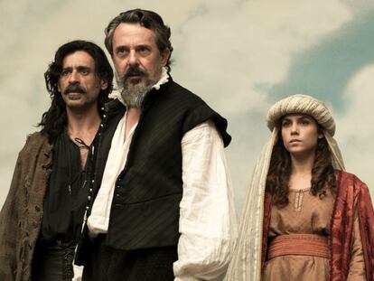 ‘El Ministerio del Tiempo’ intenta que Cervantes lleve ‘El Quijote’ a imprenta