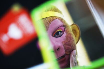 Un hombre chino vestido como el legendario dios mono ajusta su máscara y se prepara antes de un espectáculo en la plaza Seacon en Bangkok (Tailandia).