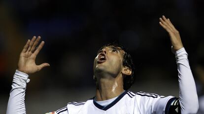 Kaká celebra el segundo gol del Madrid.